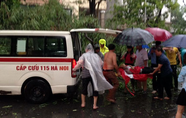 Nữ sinh bị cây đè tử vong trong mưa lốc trên phố Hà Nội
