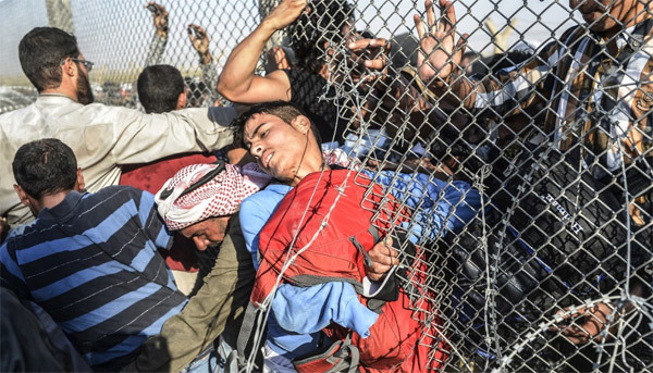 Thót tim xem dân Syria vượt biên qua rào thép gai