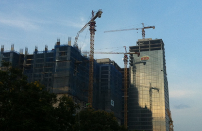 Cẩu tháp chờ gãy trên đầu dân Thủ đô
