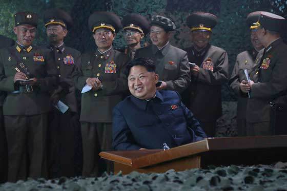 Kim Jong-un quan sát tập trận trong đêm