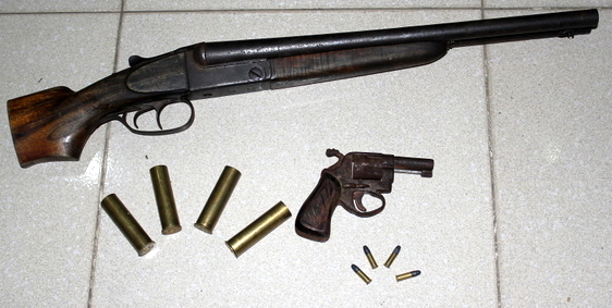 “Khoe” súng tốt, vừa bắn bị thương một người để bán