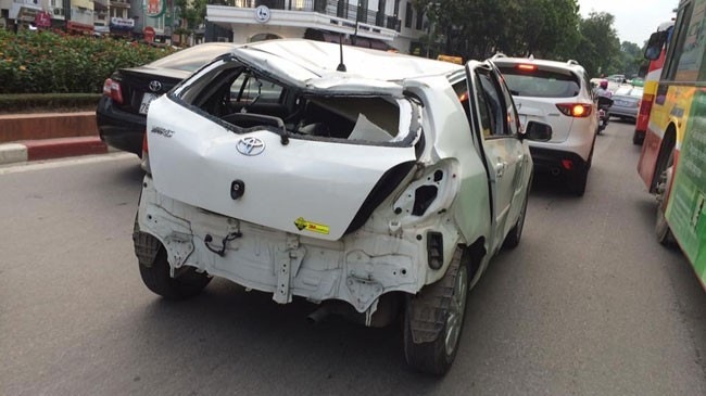 Toyota Yaris móp méo chạy trên đường Hà Nội gây xôn xao
