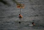 Sau 2 cái chết, dân vẫn đổ ra hồ Linh Đàm 'giải nhiệt'