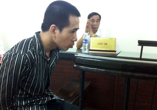 Tưới xăng thiêu nhà hàng xóm vì... mất ngủ