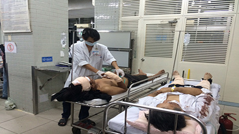Hoảng sợ kể lại vụ xe khách tụt dốc, 13 người bị thương
