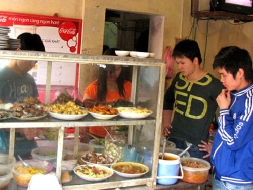 Quán bình dân Hà Nội: Tái chế thức ăn thừa, bẩn bán cho khách