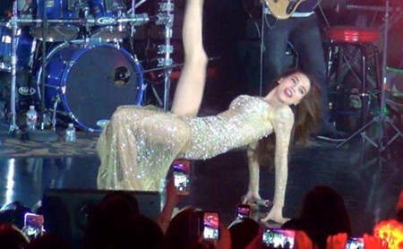 Hà Hồ mặc sexy diễn “bốc lửa” giữa bão dư luận
