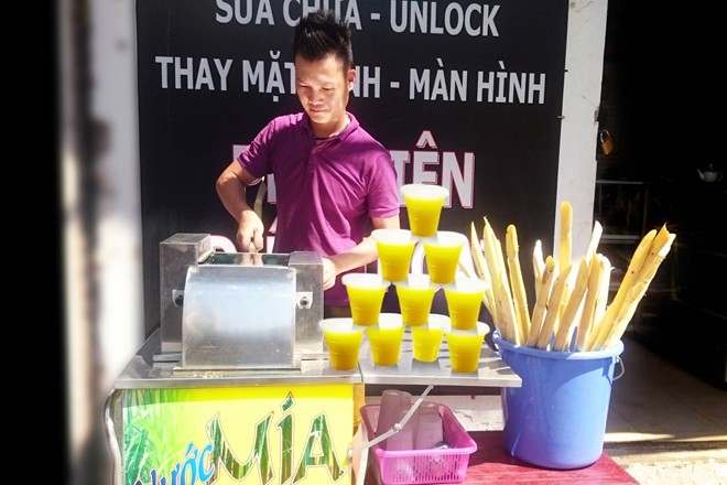 Nước mía bán theo lít ở Hà Nội