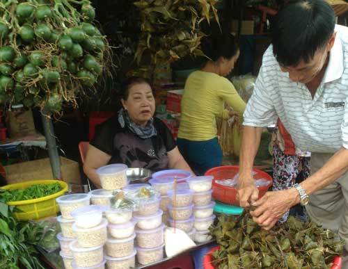 Nhộn nhịp chợ Tết Đoan Ngọ