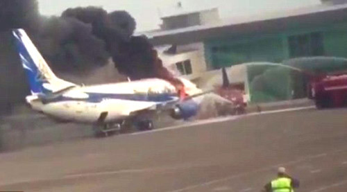 Boeing 737 cháy ngùn ngụt giữa sân bay