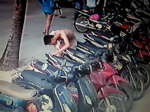 'Phù thủy' chuyên cởi trần phá cốp xe