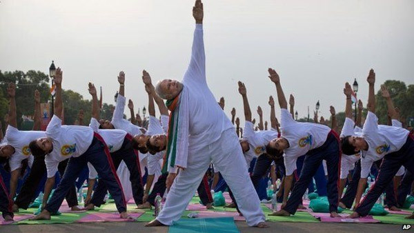 Xem Thủ tướng Ấn Độ tập yoga cùng người dân