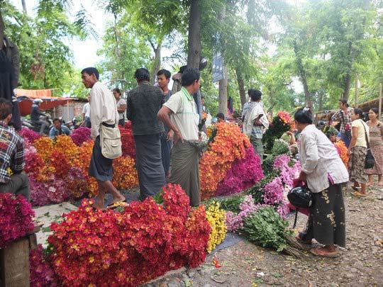 Lạc vào chợ hoa ở xứ đàn ông bận váy