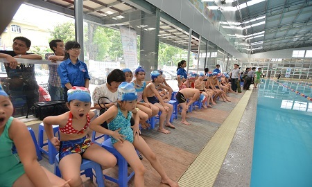 Ánh Viên bơi ở lớp học của 200 trẻ em