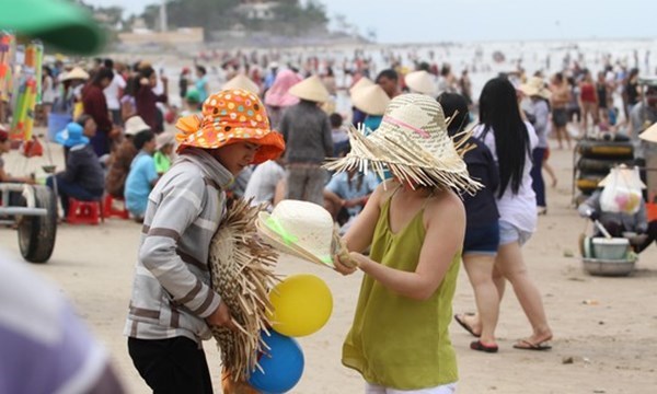 Hướng dẫn viên du lịch: Kém ngoại ngữ, giỏi cò khách mua hàng?