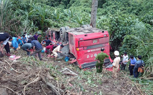 Sau tiếng la lớn của tài xế, chiếc xe lao xuống vực sâu