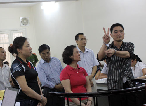 Cựu CA 'tạo dáng xì teen' trước tòa nhận án tù chung thân