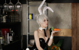 Nữ game thủ cosplay Riven Thỏ Ngọc theo phong cách gợi tình