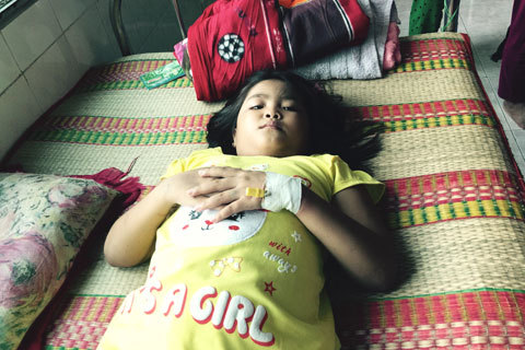 Cha mẹ vẫn loay hoay kiếm miếng ăn, con lại bệnh hiểm nghèo