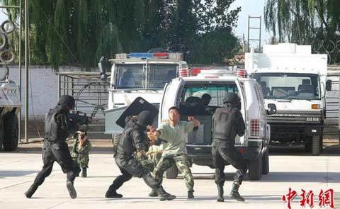 Tấn công bằng dao và bom tại Tân Cương, 18 người chết