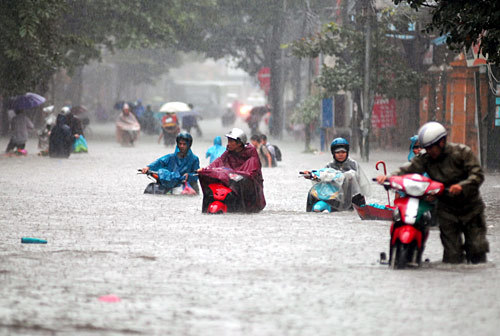 Hà Nội mưa lớn, cảnh báo ngập nhiều tuyến phố