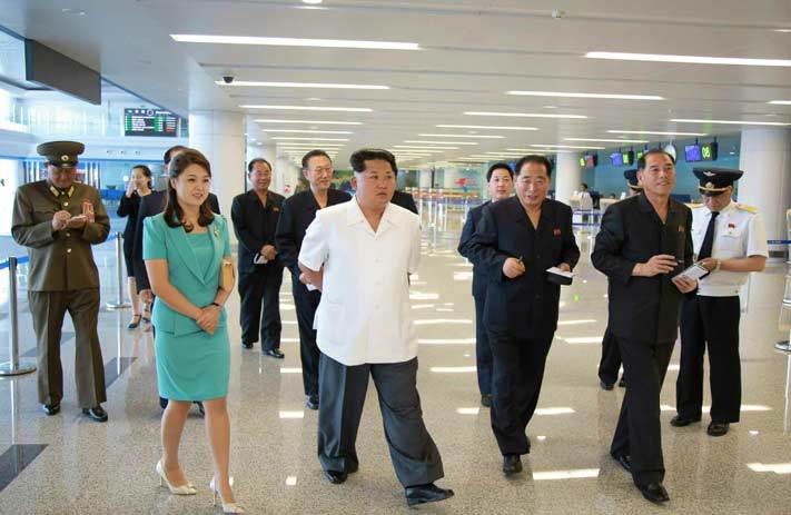 Kim Jong-un cùng vợ dạo thăm sân bay Bình Nhưỡng