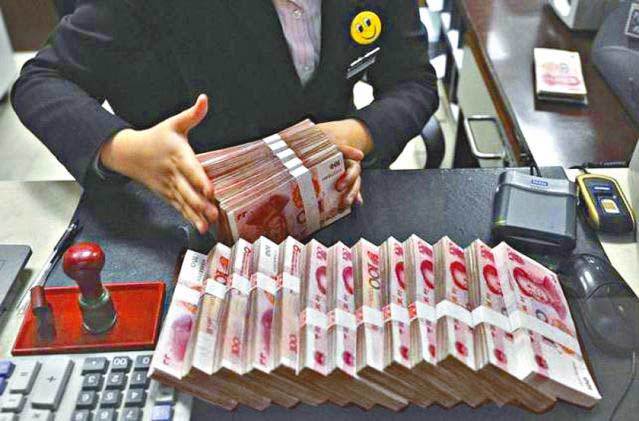Nhân viên ngân hàng bị hoa liễu vì đếm tiền bẩn