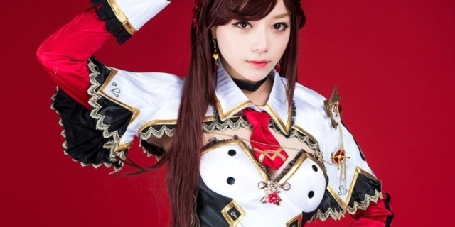 Nàng Sharjah và Lucy thánh thiện khoe eo thon, đùi gọn trong Soccer Spirits
