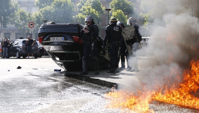 Paris náo loạn vì biểu tình phản đối taxi Uber