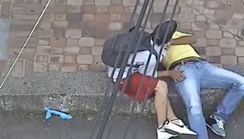 Gã say ngủ vỉa hè bị cướp lột sạch