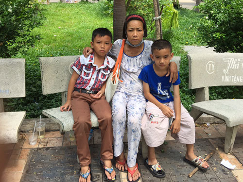 Mẹ bán vé số, chạy thận một nách 2 con nhỏ