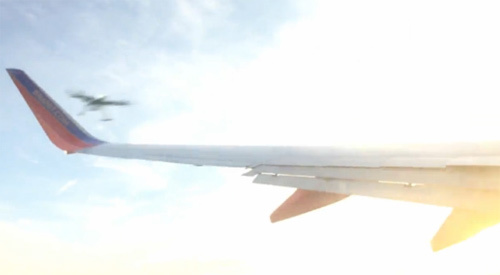 10 clip 'nóng': Vật thể lạ đâm nát cánh máy bay