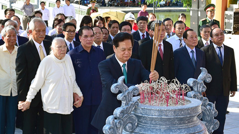 Thủ tướng dâng hương tưởng niệm Tổng bí thư Nguyễn Văn Linh