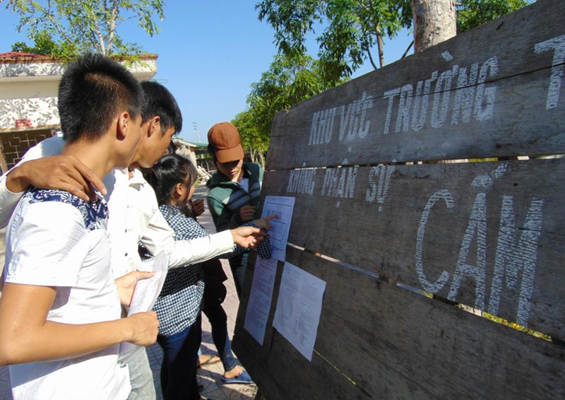 Sĩ tử miền Trung đội nắng đi thi