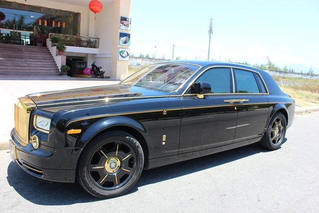 Rolls-Royce Phantom mạ vàng do thợ Việt 'độ' bản Rồng xuất hiện tại Đà Nẵng