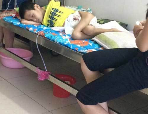 Anh trai nghịch súng bắn thủng hậu môn em