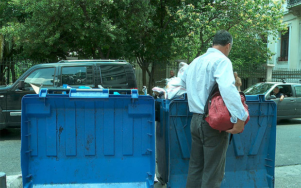 Thảm cảnh dân Athens bới rác kiếm cơm canh thừa