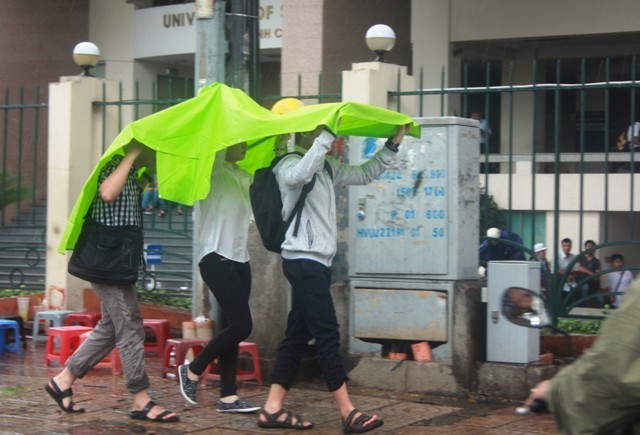Sĩ tử Sài Gòn đội mưa đi thi