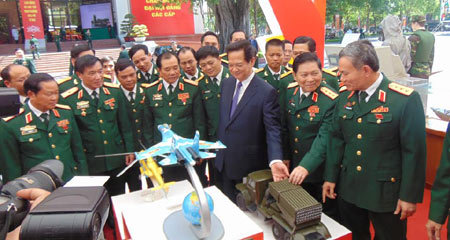 Thủ tướng thăm gian trưng bày vũ khí