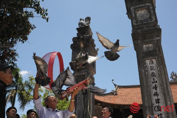 Lễ hội Đình Chèm diễn ra trong cái nắng đổ lửa