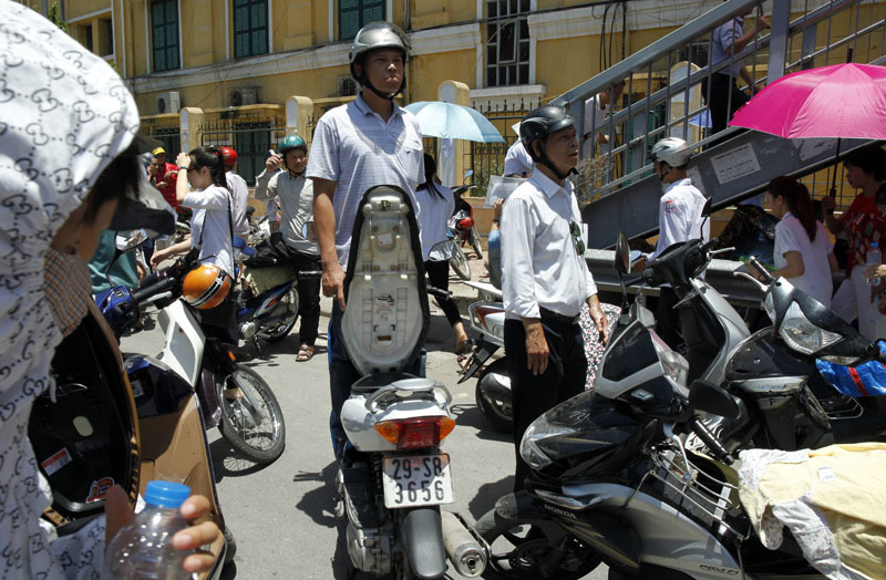 Phụ huynh 'phơi nắng' chờ con, giao thông ùn tắc