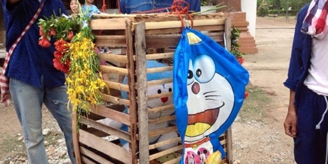 Doraemon bông trở thành vật hiến tế để cầu mưa tại Thái Lan