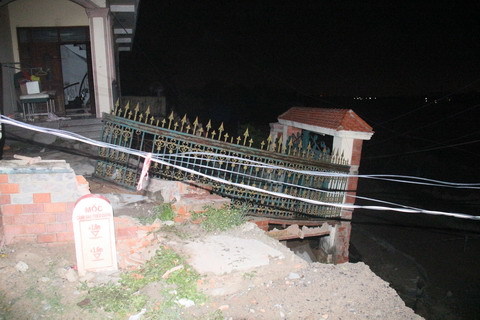 Sạt lở kinh hoàng, công trình xây dựng bị trôi sông