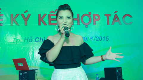 Hot girl “vừa ăn vừa hát” thử sức với mực xào