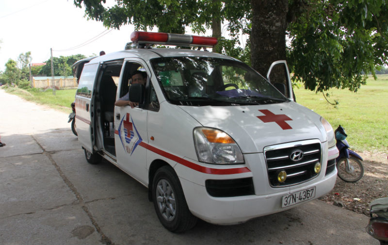 Xe cấp cứu đưa thí sinh mổ ruột thừa đến điểm thi