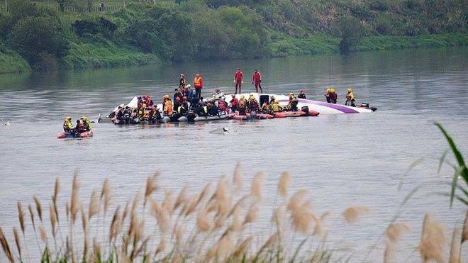 Phi công TransAsia đã tắt nhầm động cơ, 43 người chết