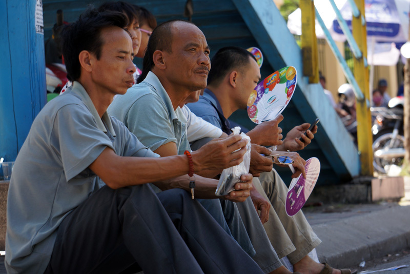 Cảnh con thi trong phòng, mẹ 'thi' ngoài trời