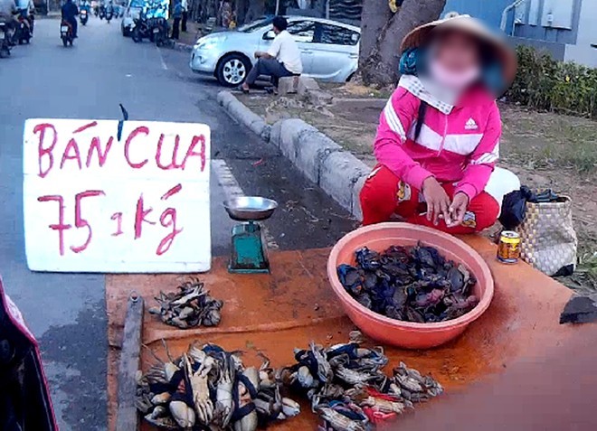 Chiêu bán cua 1 kg còn 400 gram ở vỉa hè TP.HCM