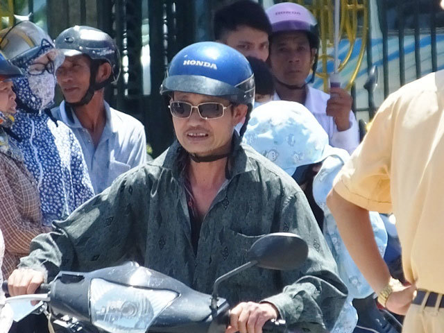 ‘Méo mặt’ đón con trong cái nắng như thiêu
