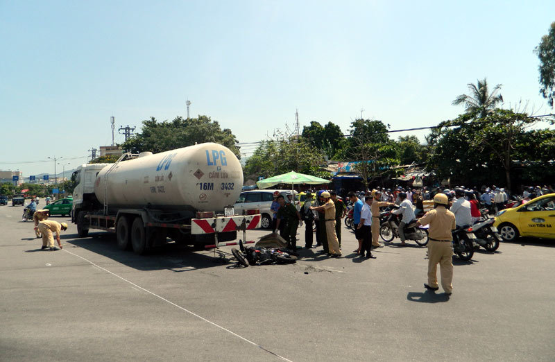 Nữ sinh vừa tốt nghiệp ĐH chết thảm dưới bánh xe bồn